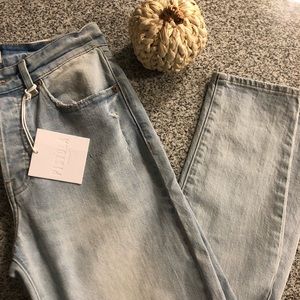 PISTOLA HIGH RISE MOM JEANS